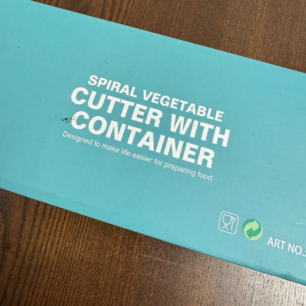 Spiral Vegetable Cutter with Container - Picture 2 of 4